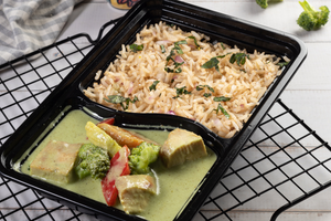 Thai Green Veg Curry with . . . . . . . . . . . .₹400  Chicken & Brown Rice Combo 